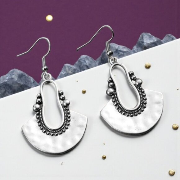 ๐๏ธBoho Chic Antique Silver Plated Fan-Shaped Dangle Trendy Earrings - Picture 4 of 10